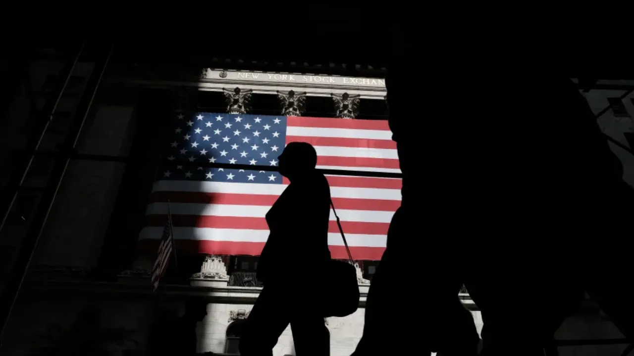 U.S. Stock Market Tumbles: Dow, S&P 500, Nasdaq Futures Slide Amid Trump’s Tariffs and Fed Tensions