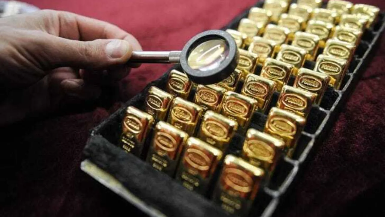 Gold Rises on Safe-Haven Appeal as Moody’s Downgrades US Credit Rating