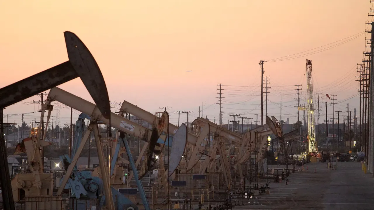 Oil Prices Face Weekly Decline Amid Potential OPEC+ Output Hike and US-Iran Nuclear Talks