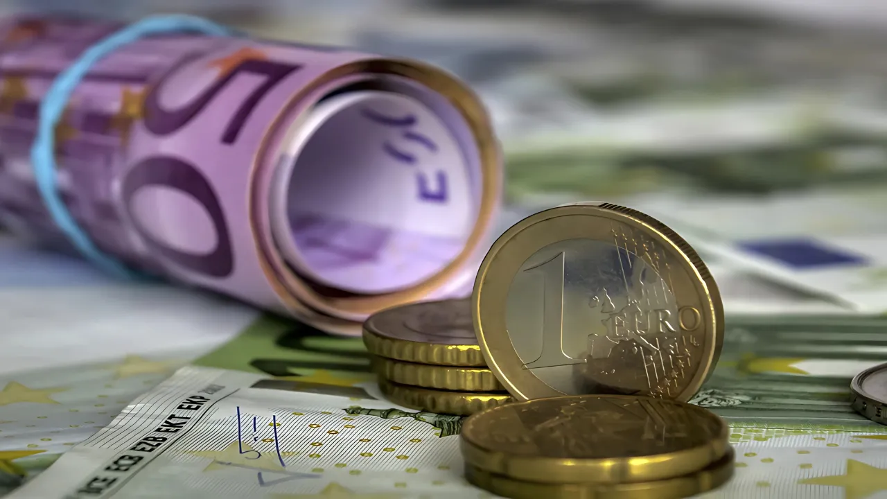 Pound Edges Lower as OECD Cuts UK Growth Forecast