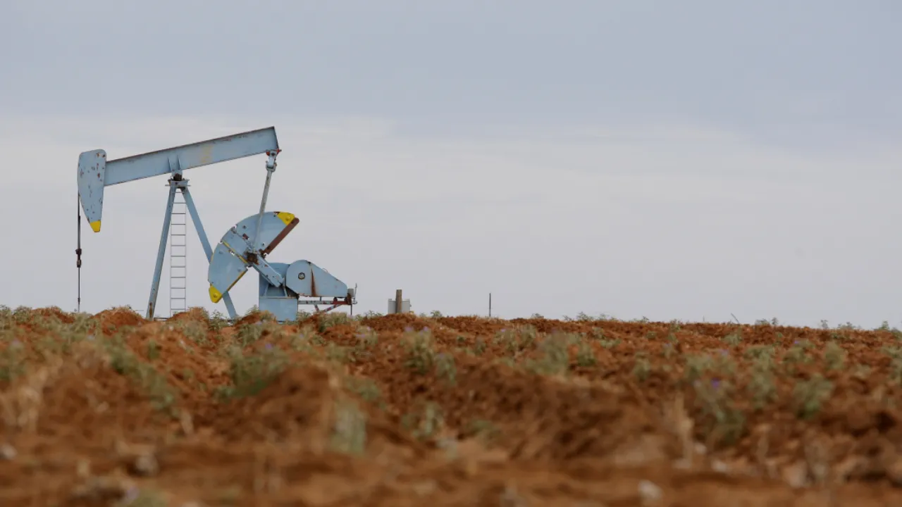 Oil Prices Climb Amid Oversupply Worries and Global Economic Uncertainty