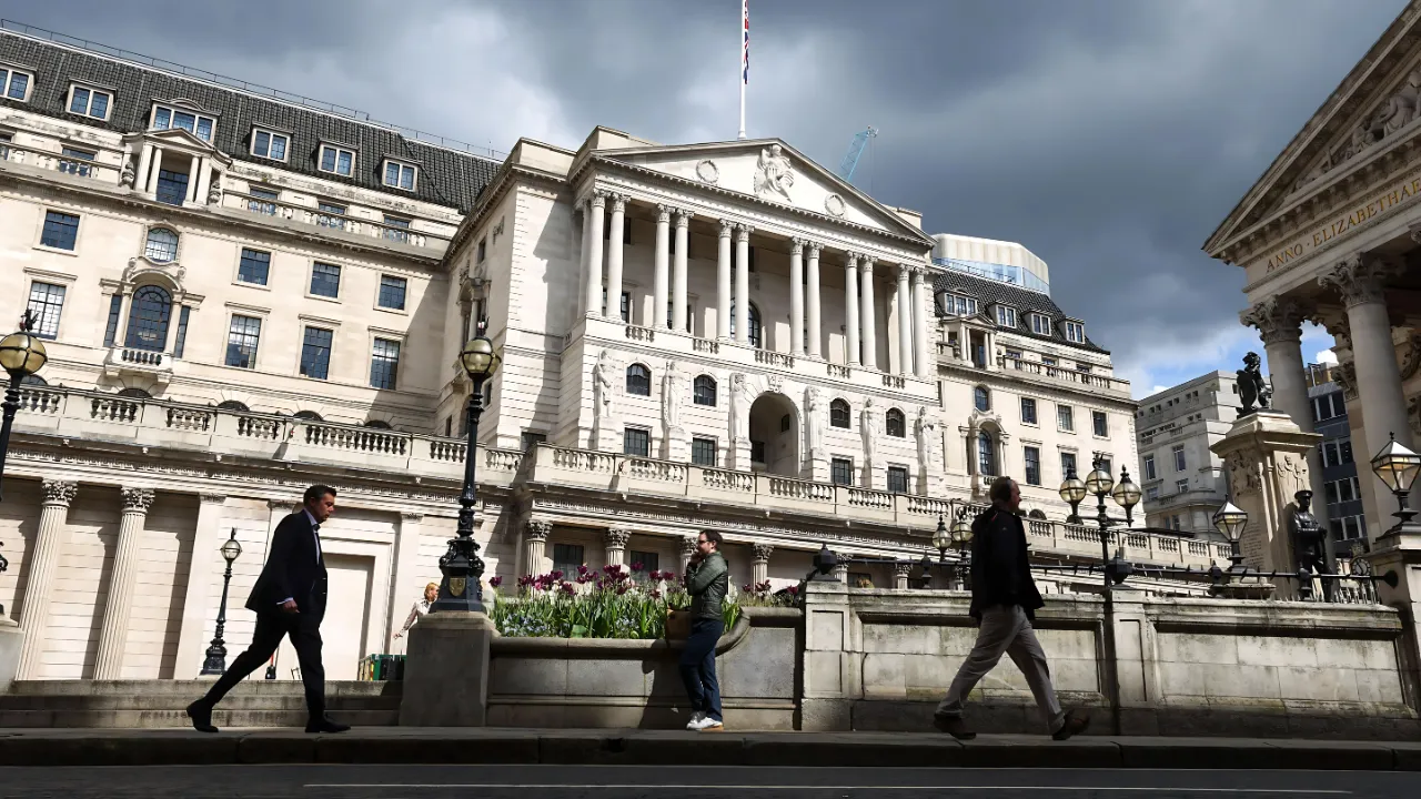FTSE 100 Rises as Inflation Cools, Paving Way for Potential BoE Rate Cuts
