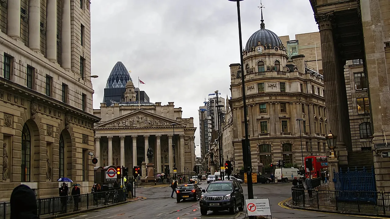 FTSE 100 Slips as Bank of England Holds Rates Amid Middle East Tensions